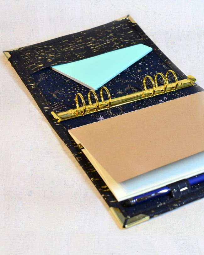 Agenda fait main pour femme noir et or, Organiseur en liège A5 en liège noir et doré, Les Essentiels pour fiches de révision ou agenda 2026 - Shirley chiche Les jours souples