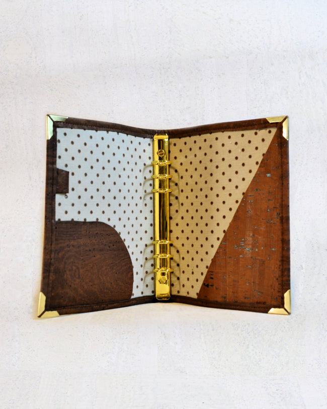 Agenda fait main pour femme marron et crème, Organiseur en liège A5 en liège marron, Les Essentiels pour fiches de révision ou agenda 2026 - Shirley chiche Les jours souples