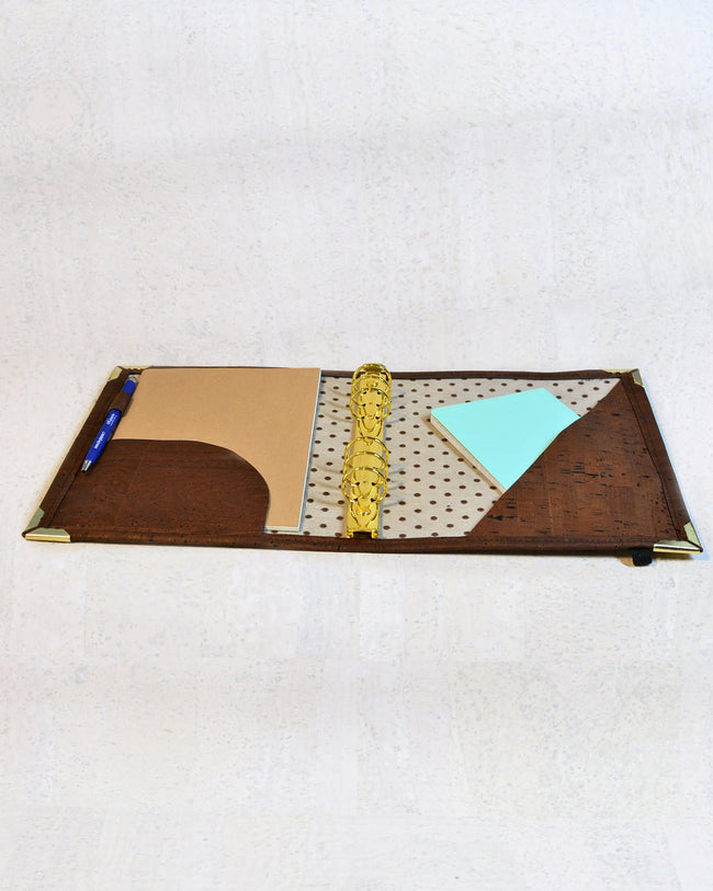 Agenda fait main pour femme marron et crème, Organiseur en liège A5 en liège marron, Les Essentiels pour fiches de révision ou agenda 2026 - Shirley chiche Les jours souples