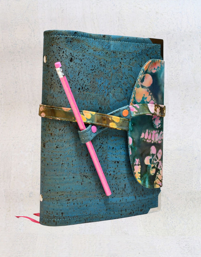 organiseur A5 pour agenda rechargeable  fait main en liege bleu petrole, shirley chiche, les jours souples