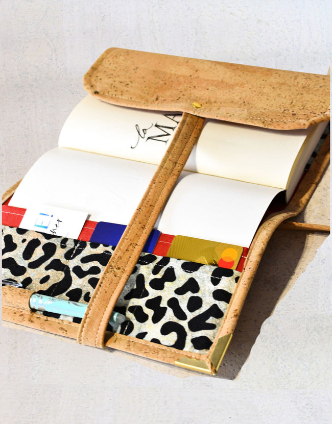 pochette en cuir de liege artisanale pour carnet livres et agenda shirley chiche les jours souples