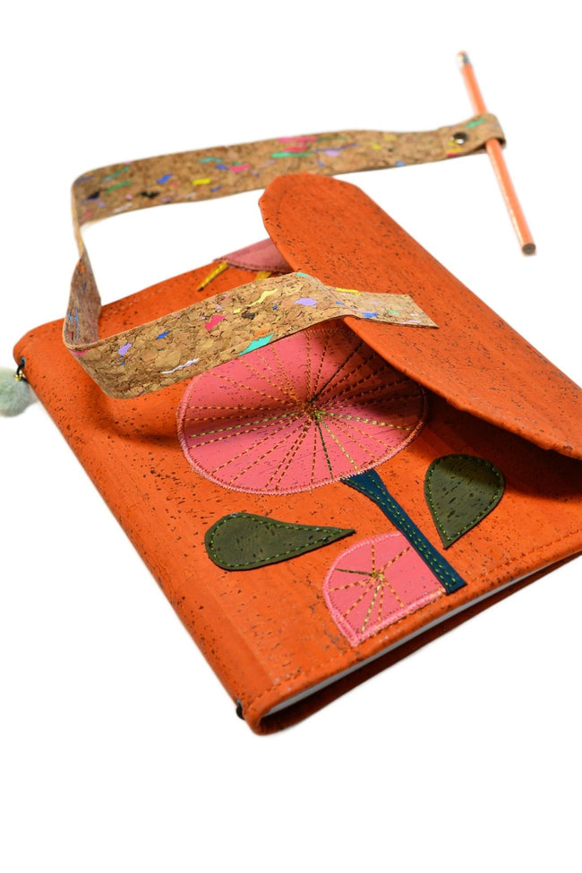 Porte carnets élastique format A5 en liège orange avec fleurs et nuages - Shirley Chiche planner