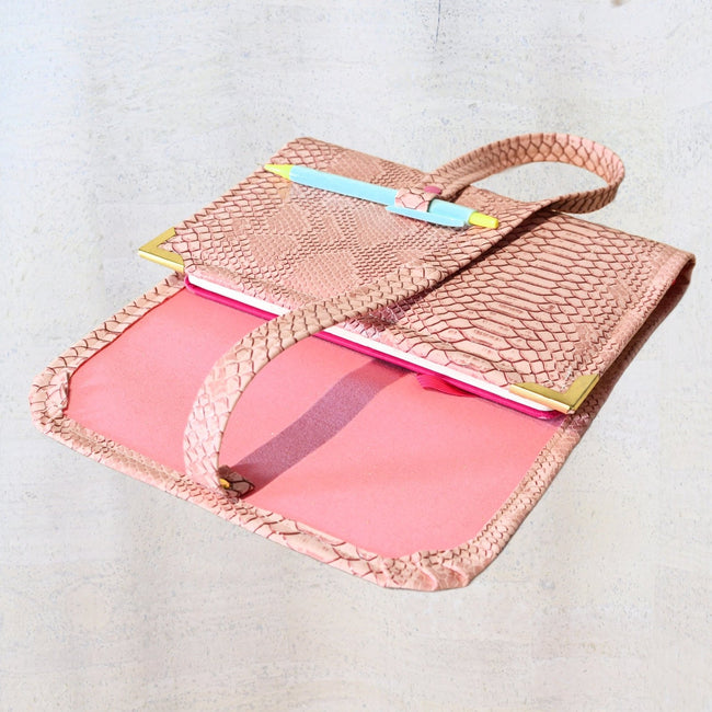 Rêveuse, couverture pour carnet, agenda et livre A5/A5+ en simili cuir rose féérie - Les jours souples