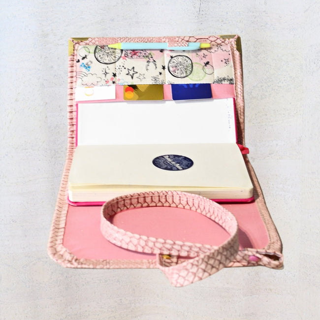 Rêveuse, couverture pour carnet, agenda et livre A5/A5+ en simili cuir rose féérie - Les jours souples