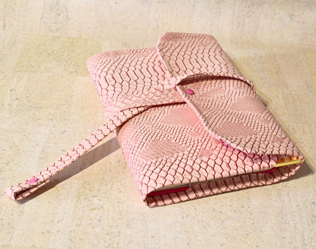 Rêveuse, couverture pour carnet, agenda et livre A5/A5+ en simili cuir rose féérie - Les jours souples