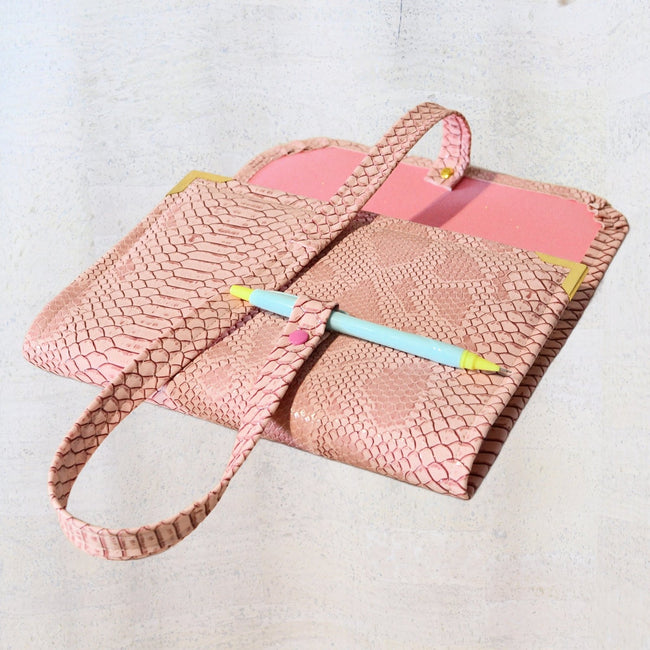 Rêveuse, couverture pour carnet, agenda et livre A5/A5+ en simili cuir rose féérie - Les jours souples