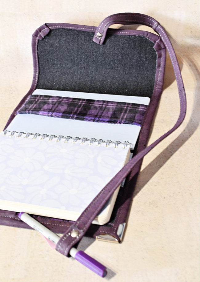 Studieuse, la couverture en liège aubergine pour carnet, agenda et livre A5/A5+ - Les jours souples