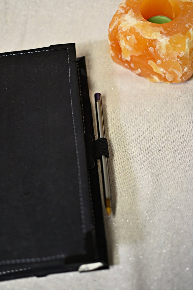 Porte-stylo à coller pour carnet - Noir ou corail - Shirley Chiche planner