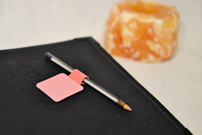 Porte-stylo à coller pour carnet - Noir ou corail - Shirley Chiche planner