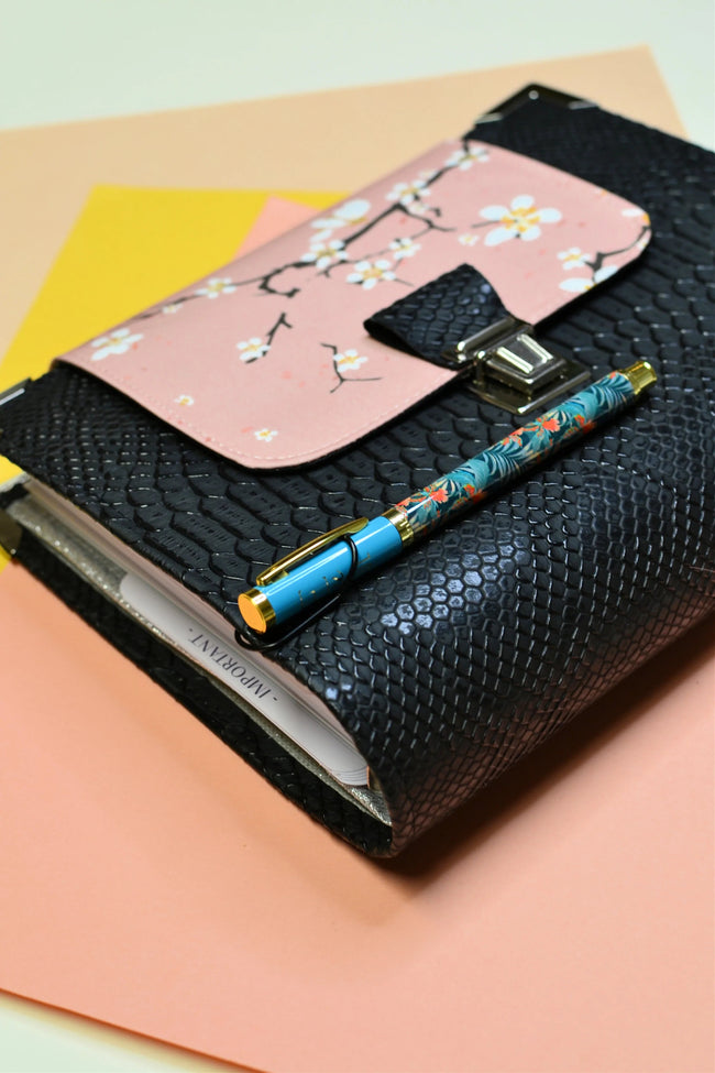 Porte stylo trombone en métal noir ou or rose - Shirley Chiche planner